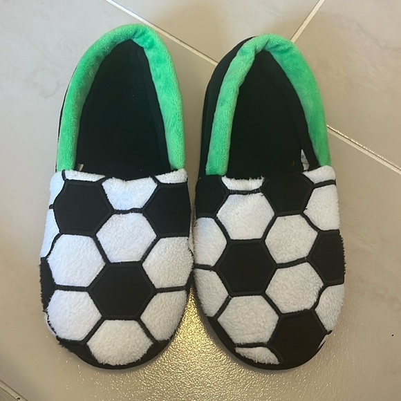 Soccer Slippers Size Youth 3/4 - Picture 1 of 8